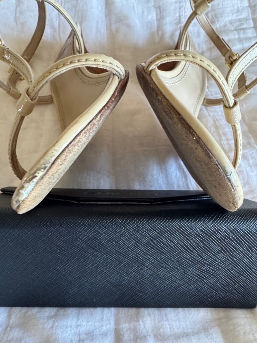 Tory Burch Beige Leather T-Strap Sandals with Gold Logo - Picture 9 of 10